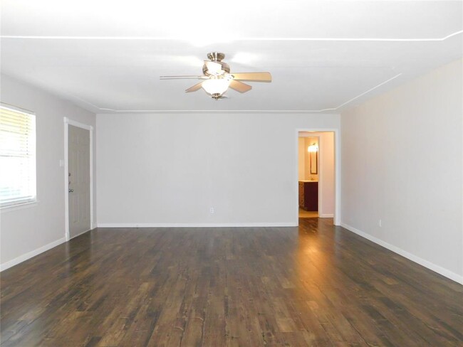 Building Photo - 720 Chisholm Trail