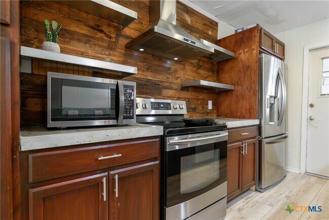 Building Photo - 625 Creek Dr