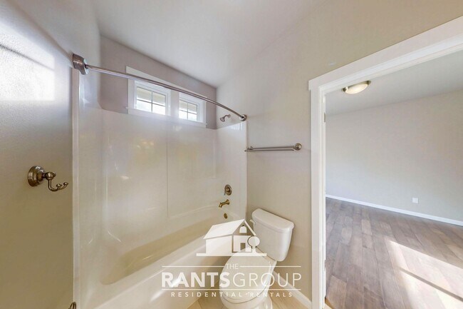 Building Photo - Bright 3-Bedroom, 2-Bathroom Rambler in Olympia!