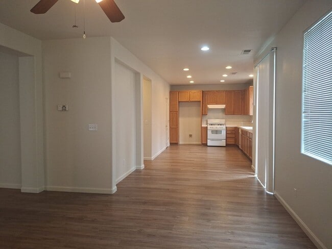 Building Photo - Lincoln Crossing, 2 Story 4 Bedroom, 2.5 bath, 2225sqft, Access to Clubhouse Pool & Amenities, Cu...