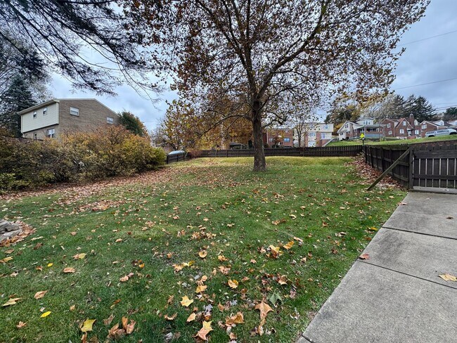 Building Photo - Spacious Private Oasis - 3 Bedroom 2 Bathr...