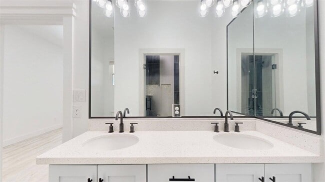 Building Photo - 4867 N Oakland Ln