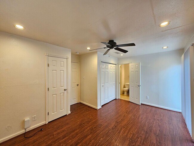 Building Photo - AVAILABLE NOW!