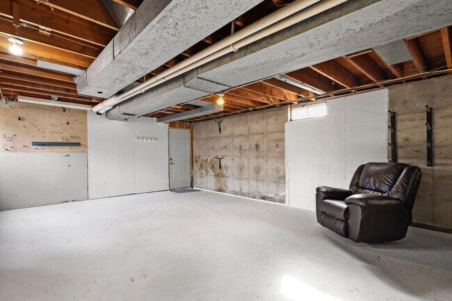 Building Photo - Mid-Century Home