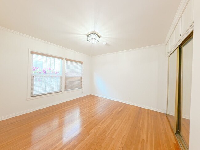 Building Photo - 442 Kelton Ave