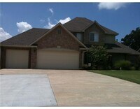 Building Photo - 2506 S Greens Way