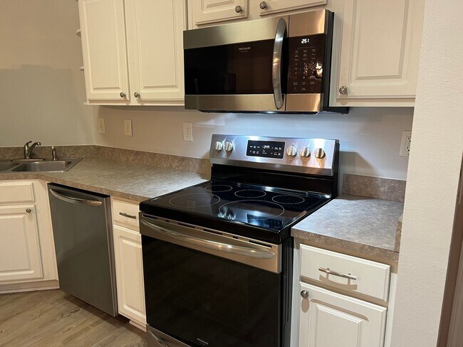 Building Photo - Lovely Condo with Updated Bathrooms and Private View - Summer House