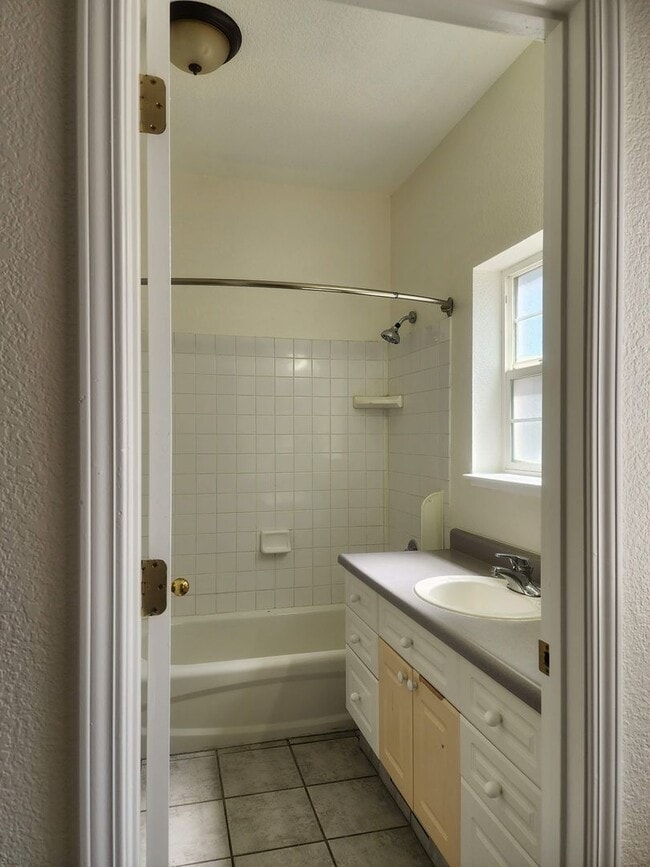 Building Photo - Cute 3 bedroom, 2.5 bath two story home wi...