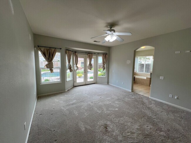 Building Photo - 4 bedrooms, an office and single-story home with a pool!!