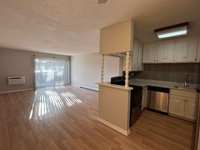 Building Photo - 16 E Old Willow Rd