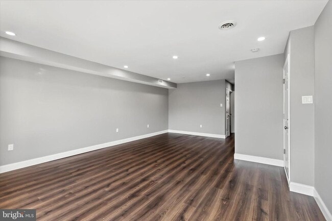 Building Photo - 296 Greenough St