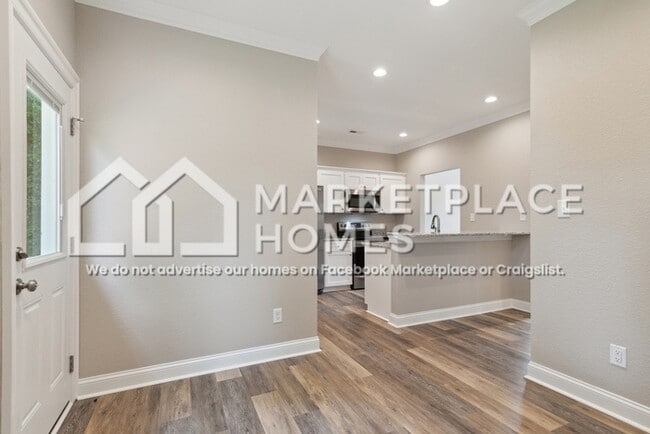 Building Photo - 542 Wilson St