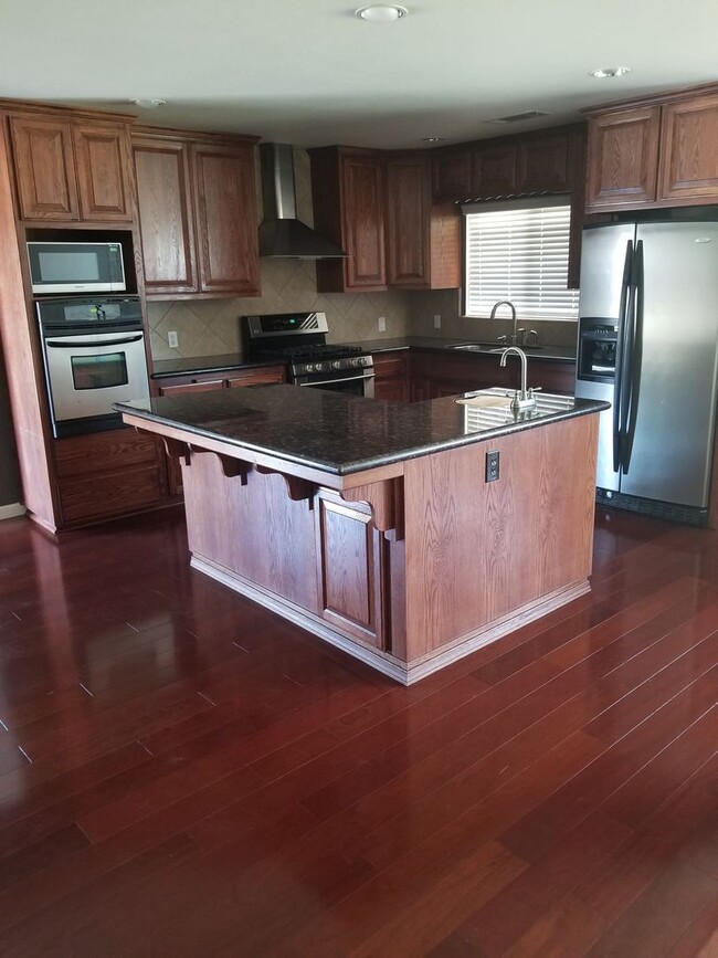 Building Photo - Charming 3 bedroom 2 bathroom home located...