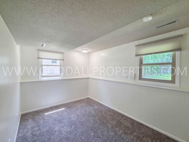 Building Photo - 4 Bedroom Split-Level Home for Rent in Urbandale – 2 Living Areas & Private Backyard!