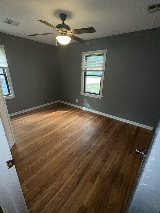 Building Photo - 608 N Parkwood Ln