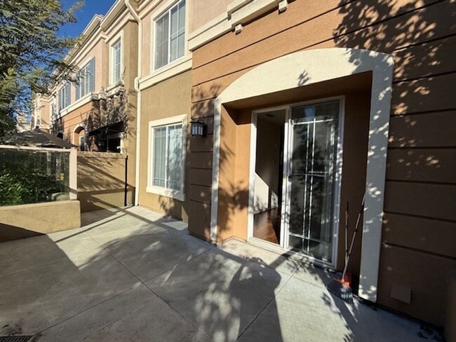 Building Photo - Condo in highly sought-after Vantage Commu...