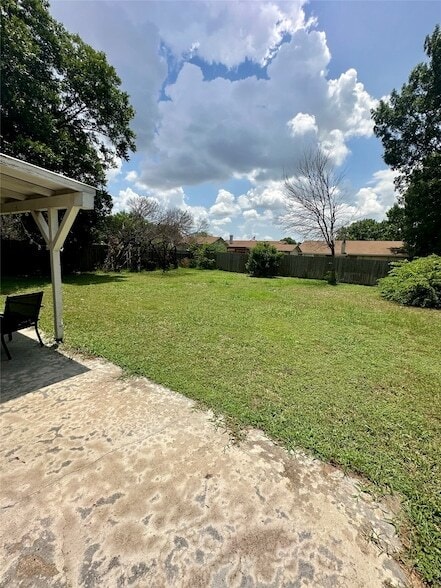 Building Photo - 6524 Blue Grass Dr