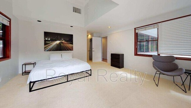 Building Photo - 2112 Mott Smith Dr