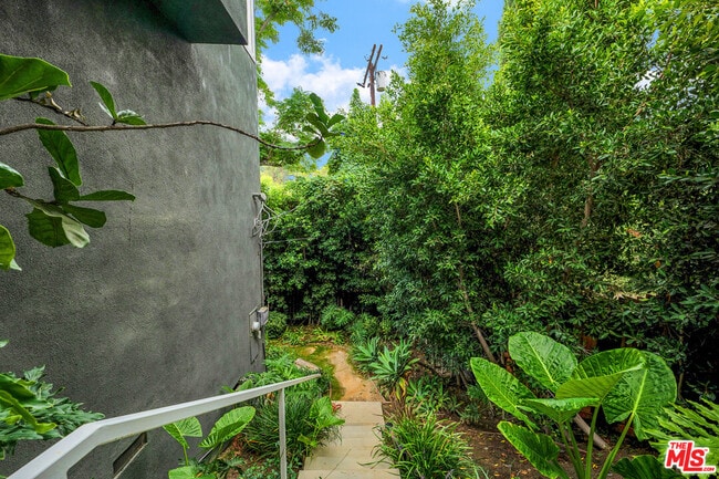 Building Photo - 13563 Contour Dr