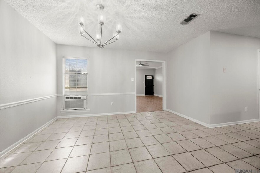 Building Photo - 18596 White Oak Dr