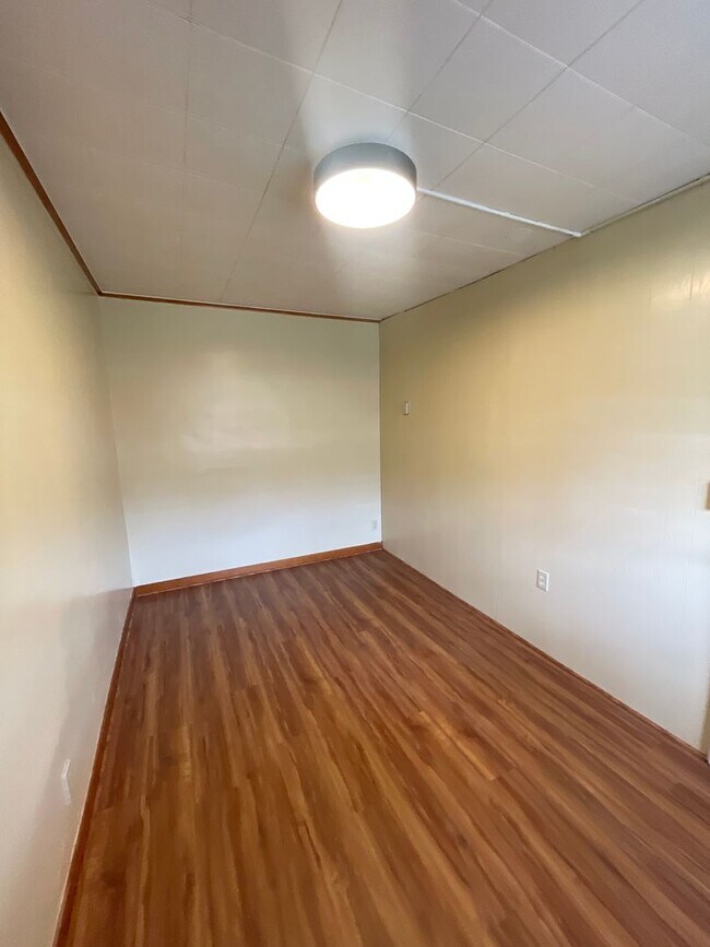 Building Photo - Renovated 3 bed 1 bath with River views fr...