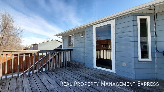 Building Photo - 3 Bed 3 Bath Home with 2 Stall Attached Ga...