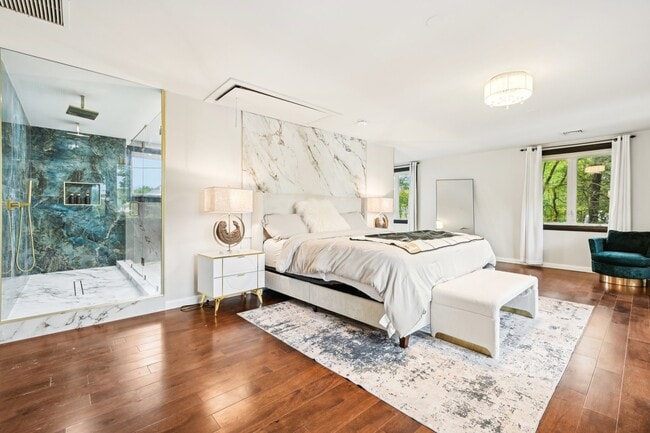 Building Photo - 10 Oakridge Ave