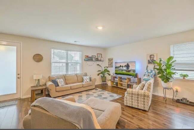 Building Photo - 405 Bering Ln