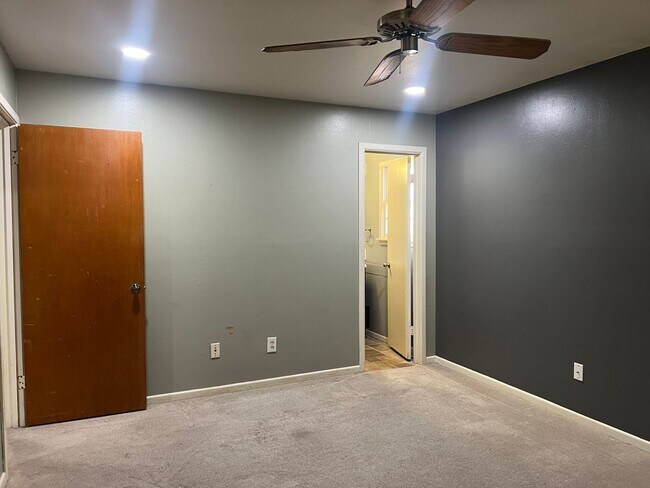 Building Photo - 3 bed 2 bath Move In Ready!