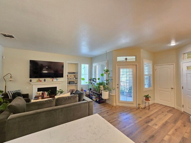 Building Photo - Beautiful Upgraded 2 Bedroom 2 Bathroom Townhouse in Gated Community – Santa Clarita