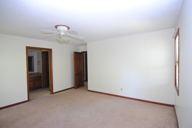 Building Photo - Spacious Rental in Sherwood