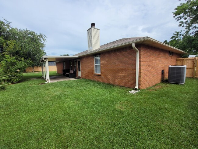 Building Photo - 9573 Brentwood Blvd