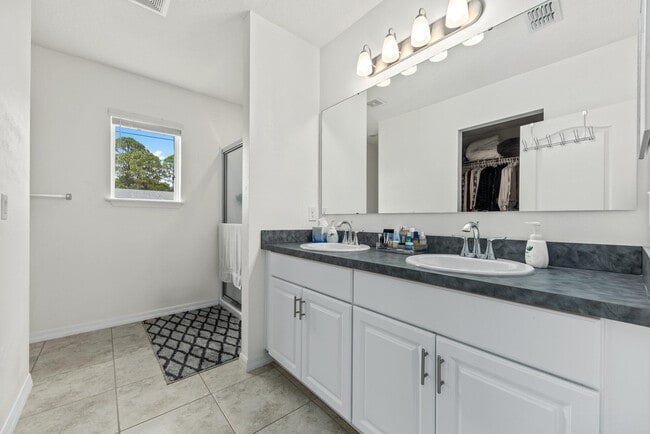 Building Photo - 1514 SW Kosnar Ave