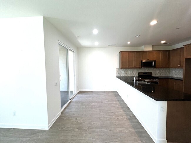 Building Photo - Beautiful 2 Bedroom, 2.5 Baths Townhome in...