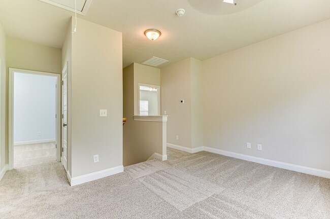Building Photo - 140 Pebble Ln