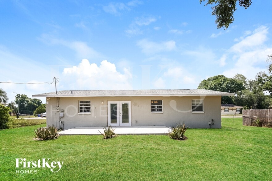 Building Photo - 2326 Barcelona Ave