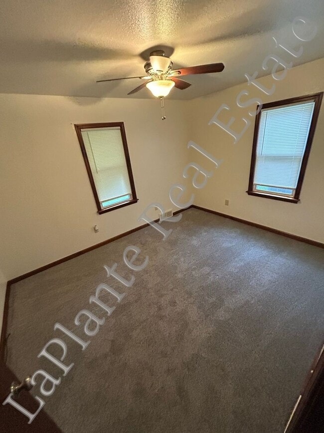 Building Photo - Charming and Cozy 2-Bed Home with Fenced Y...