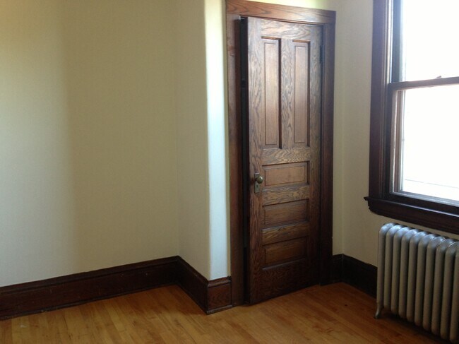 Building Photo - 216 Ann St