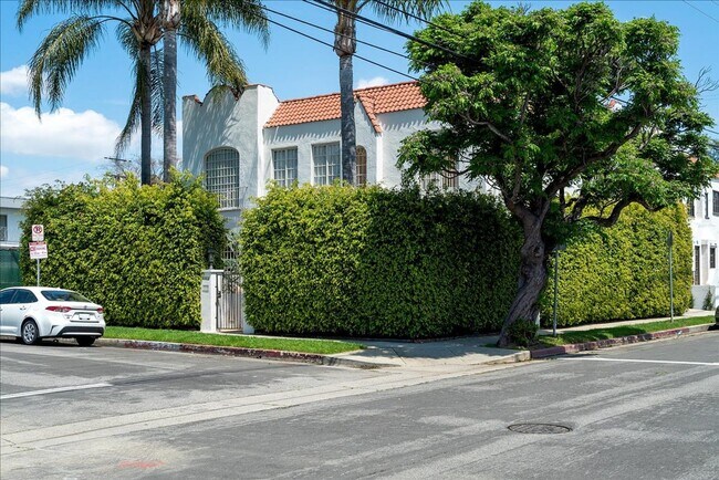 Building Photo - 800.5 N Edinburgh Ave