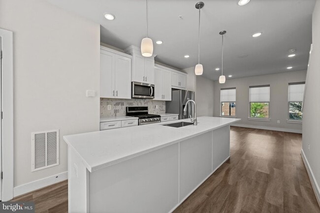 Building Photo - 148 Stowe Dr