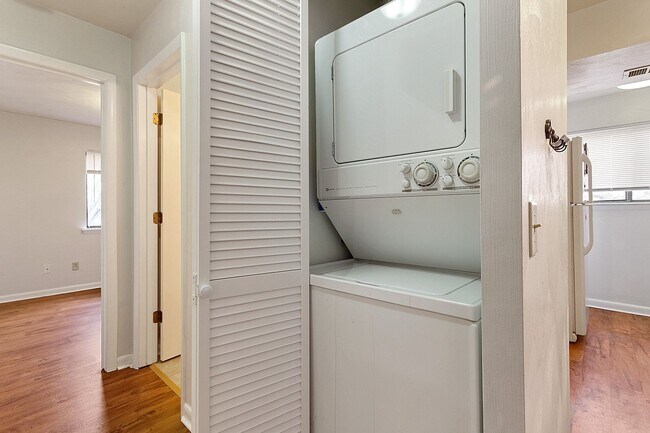 Building Photo - 2 Bed/2 Bath with loft. Close to Campus On bus line.