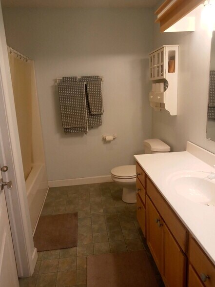 Building Photo - 2454 E Herbison Rd