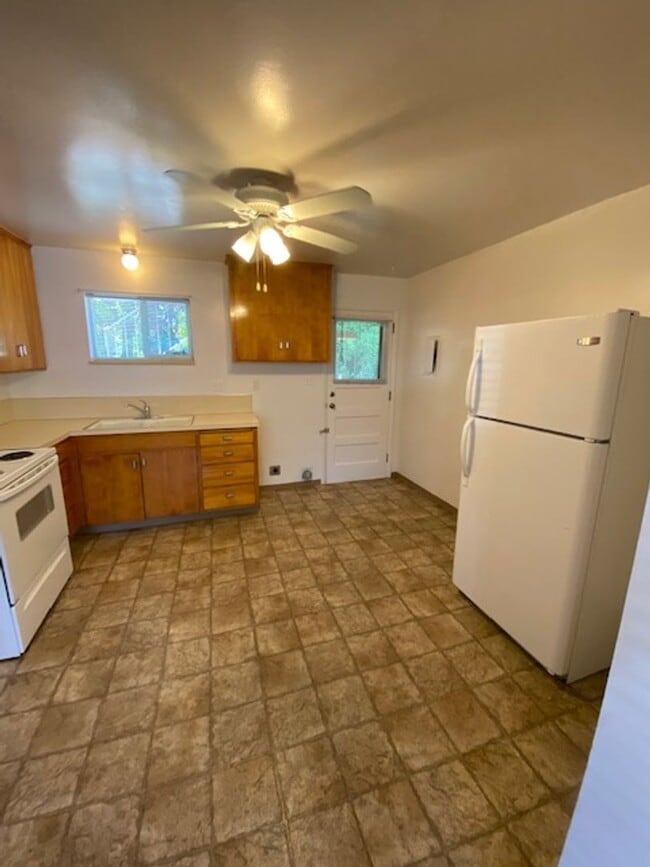 Building Photo - 525 Brookside Pl