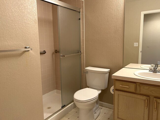 Building Photo - Comfortable 2 Bed 2 Bath Ground-Level Condo in Fort Collins