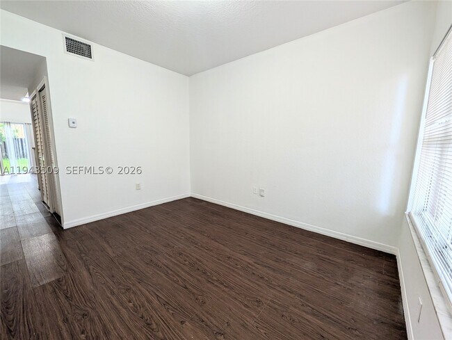 Building Photo - 825 SW 6th St