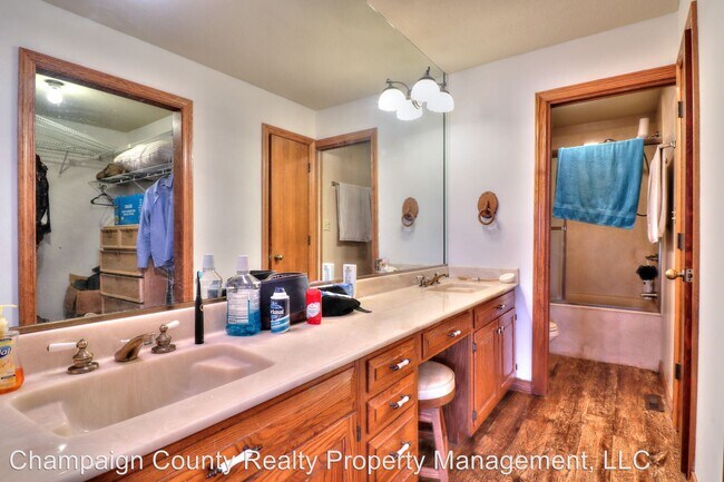 Building Photo - 3 br, 4 bath House - 5316 Trautlake Dr. S.