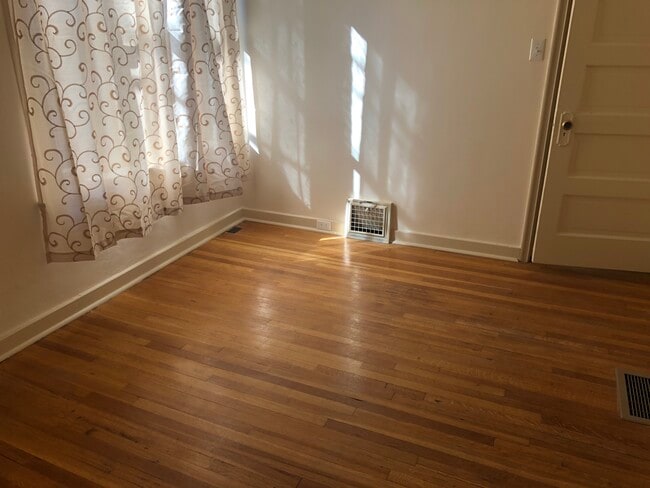 Building Photo - 214 N Canyon Rd