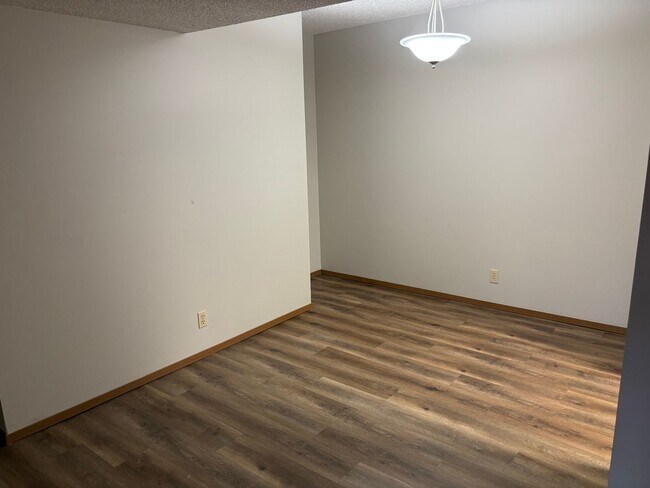 Building Photo - 3 Bedroom/2 Bathroom Apartment!