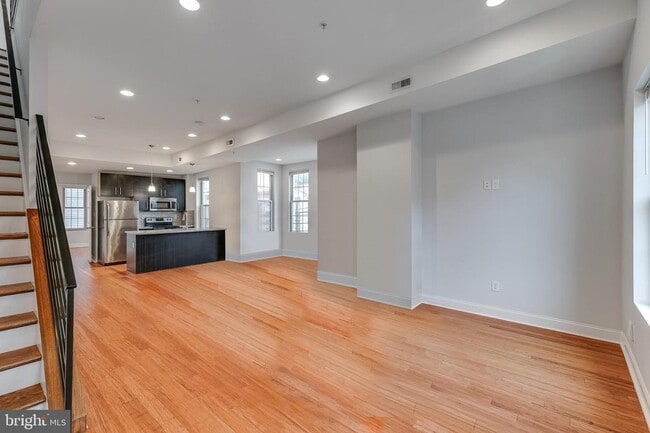 Building Photo - 2401 Carpenter St