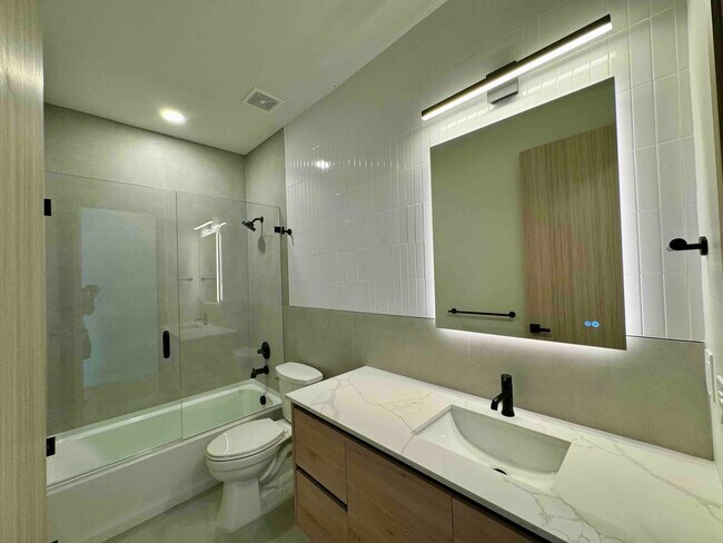 Building Photo - 2402 N Ola Ave